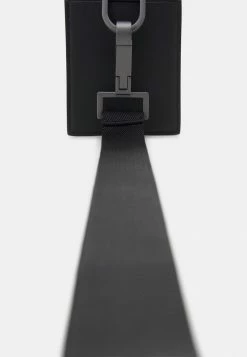 Top 10 👏 HUGO RILEY NECK CASE UNISEX - Sac Bandoulière - Black 👏 -HUGO Sales 05cd75b521644cb481db9274f01a43e7