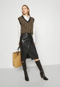 Meilleur prix ✔️ HUGO REMALI - Jupe Portefeuille - Black 🤩 9 Meilleur prix ✔️ HUGO REMALI - Jupe Portefeuille - Black 🤩 -HUGO Sales 10a1b8e431004e34be7270743dfe8de6