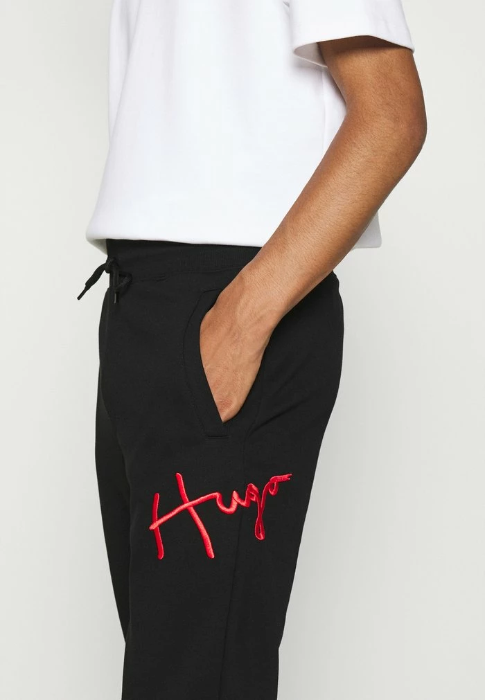 Tout neuf 🔥 HUGO DARTINI - Pantalon De Survêtement - Black ✨ 6 Tout neuf 🔥 HUGO DARTINI - Pantalon De Survêtement - Black ✨ – Image 6