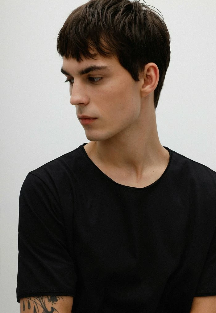 Offres ✨ HUGO DEPUSI - T-shirt Basique - Black 🥰 4 Offres ✨ HUGO DEPUSI - T-shirt Basique - Black 🥰 – Image 4