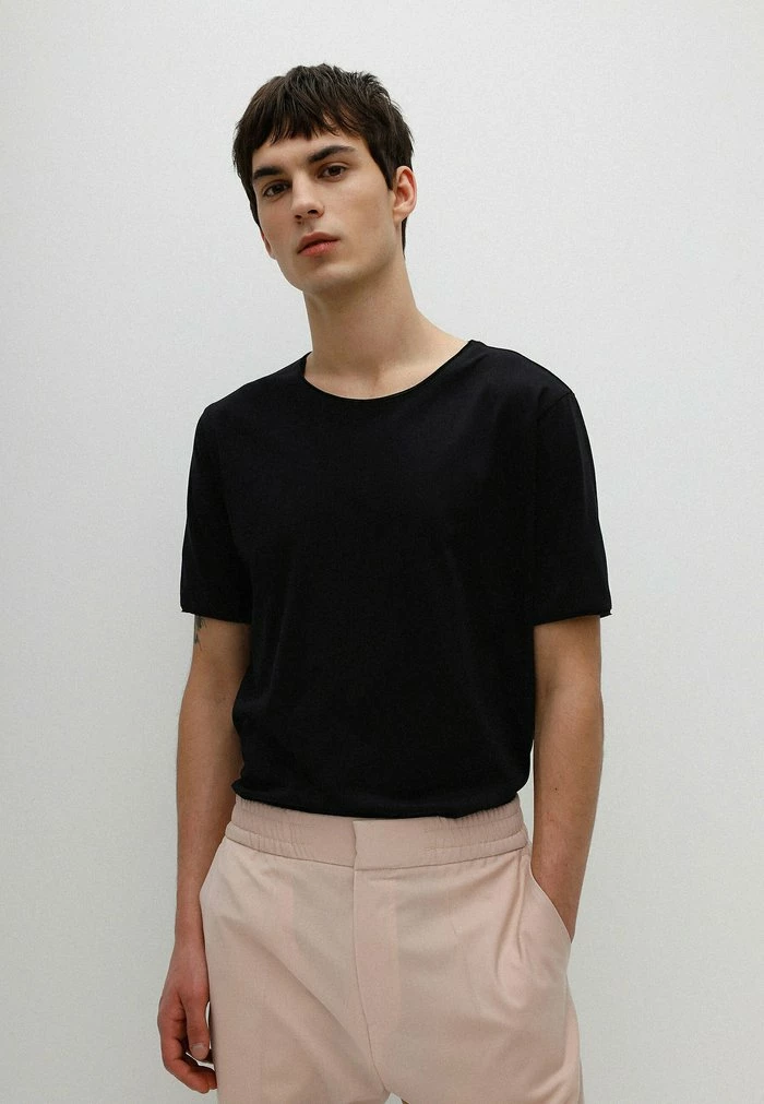 Offres ✨ HUGO DEPUSI - T-shirt Basique - Black 🥰 1 Offres ✨ HUGO DEPUSI - T-shirt Basique - Black 🥰