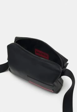 Le moins cher 💯 HUGO RILEY MESSENGER UNISEX - Sac Bandoulière - Black 💯 7 Le moins cher 💯 HUGO RILEY MESSENGER UNISEX - Sac Bandoulière - Black 💯 -HUGO Sales 4b09fe2a088147269f41079e01580de6
