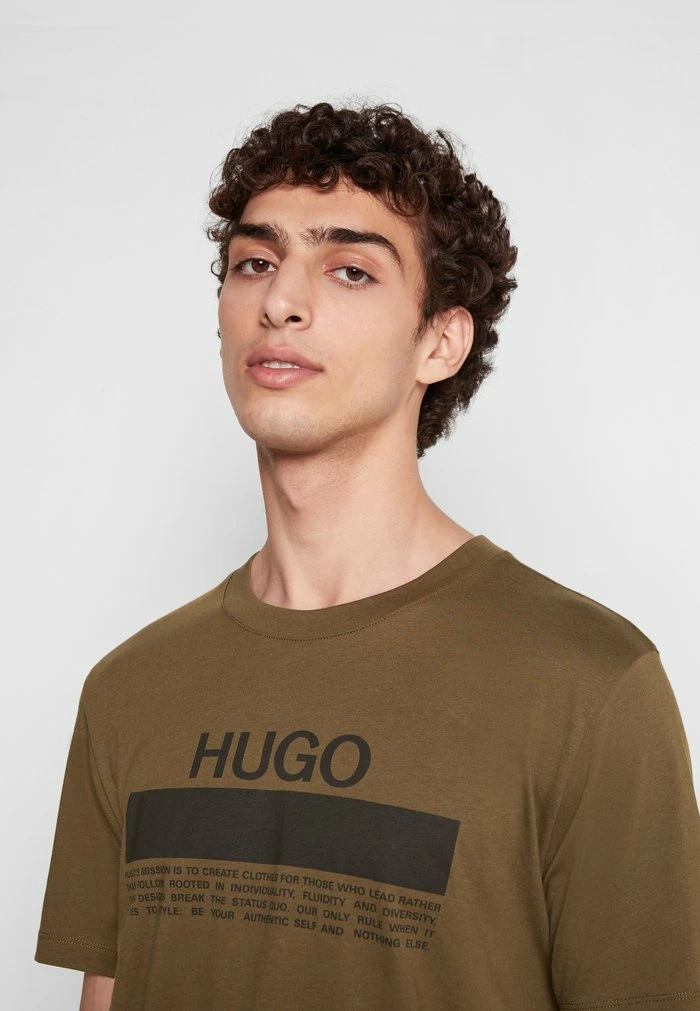 Grosses soldes ✔️ HUGO DAITAI - T-shirt Imprimé - Dark Green 🎁 5 Grosses soldes ✔️ HUGO DAITAI - T-shirt Imprimé - Dark Green 🎁 – Image 5