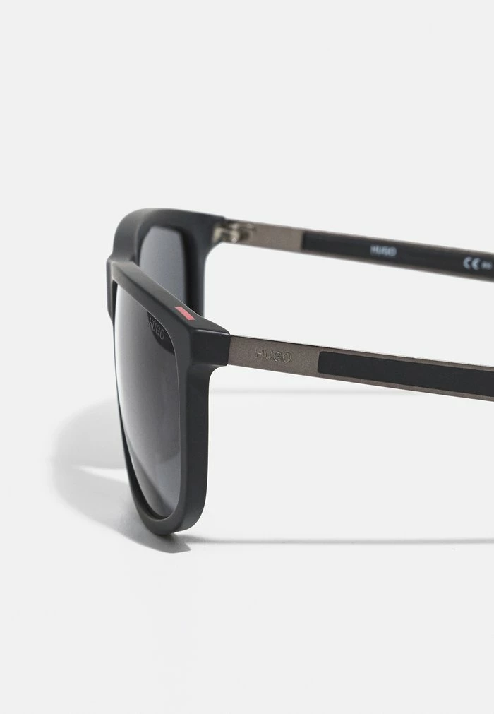 Sortie 🥰 HUGO UNISEX - Lunettes De Soleil - Matte Black ✨ 4 Sortie 🥰 HUGO UNISEX - Lunettes De Soleil - Matte Black ✨ – Image 4