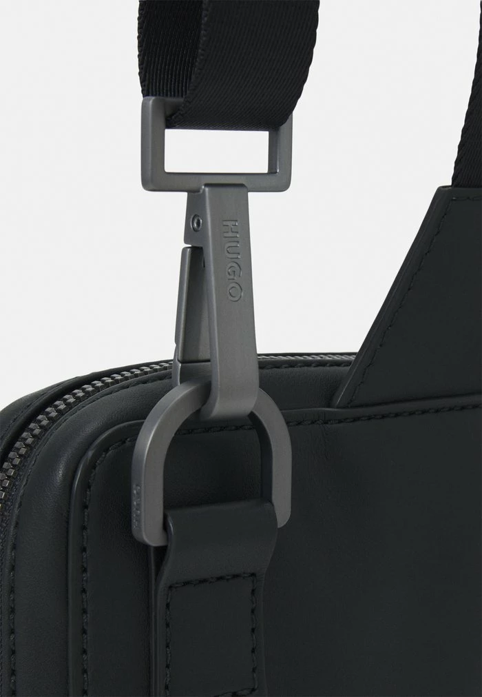 Meilleur prix 🛒 HUGO RILEY REPORTER UNISEX - Sac Bandoulière - Black ✔️ 4 Meilleur prix 🛒 HUGO RILEY REPORTER UNISEX - Sac Bandoulière - Black ✔️ – Image 4