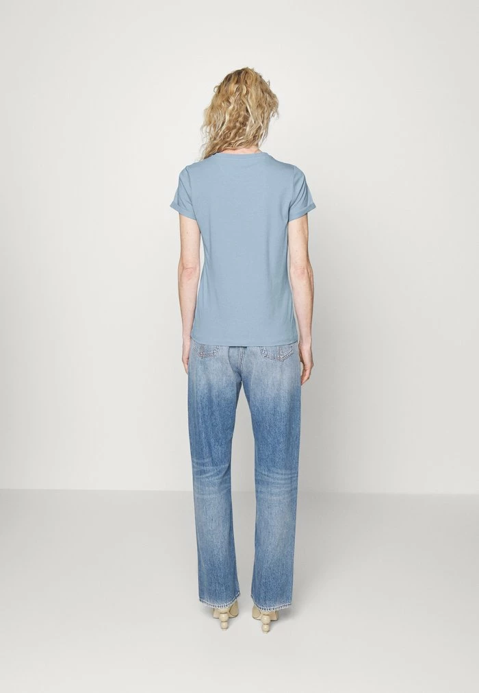 Sortie 🎁 HUGO THE SLIMTEE - T-shirt Imprimé - Light Pastel Blue 🥰 3 Sortie 🎁 HUGO THE SLIMTEE - T-shirt Imprimé - Light Pastel Blue 🥰 – Image 3