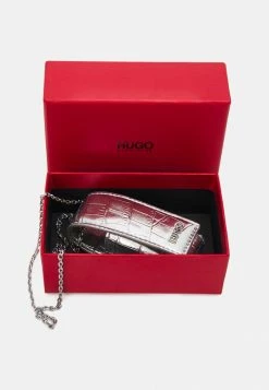 Le moins cher 🛒 HUGO EVA 💄 LIPSTICK CASE - Sac Bandoulière - Silver ✔️ 9 Le moins cher 🛒 HUGO EVA 💄 LIPSTICK CASE - Sac Bandoulière - Silver ✔️ -HUGO Sales 8531cf9f9869491395fa2c6a29640bec