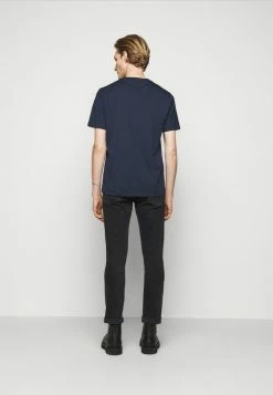 Vente flash 🔥 HUGO DURNED - T-shirt Imprimé - Dark Blue 😍 8 Vente flash 🔥 HUGO DURNED - T-shirt Imprimé - Dark Blue 😍 -HUGO Sales 96835763a42a4262981be6648b799706