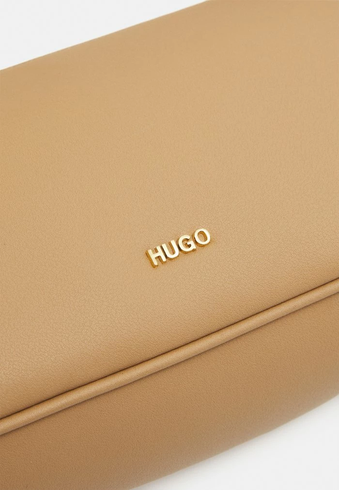 Acheter 🧨 HUGO LEXI BAGUETTE L - Sac à Main - Pastel Brown ❤️ 4 Acheter 🧨 HUGO LEXI BAGUETTE L - Sac à Main - Pastel Brown ❤️ – Image 4