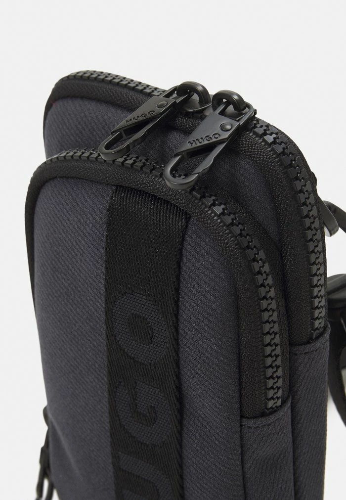 Sortie ✨ HUGO JAYDEN PHONE POUCH UNISEX - Sac Bandoulière - Black 💯 5 Sortie ✨ HUGO JAYDEN PHONE POUCH UNISEX - Sac Bandoulière - Black 💯 – Image 5