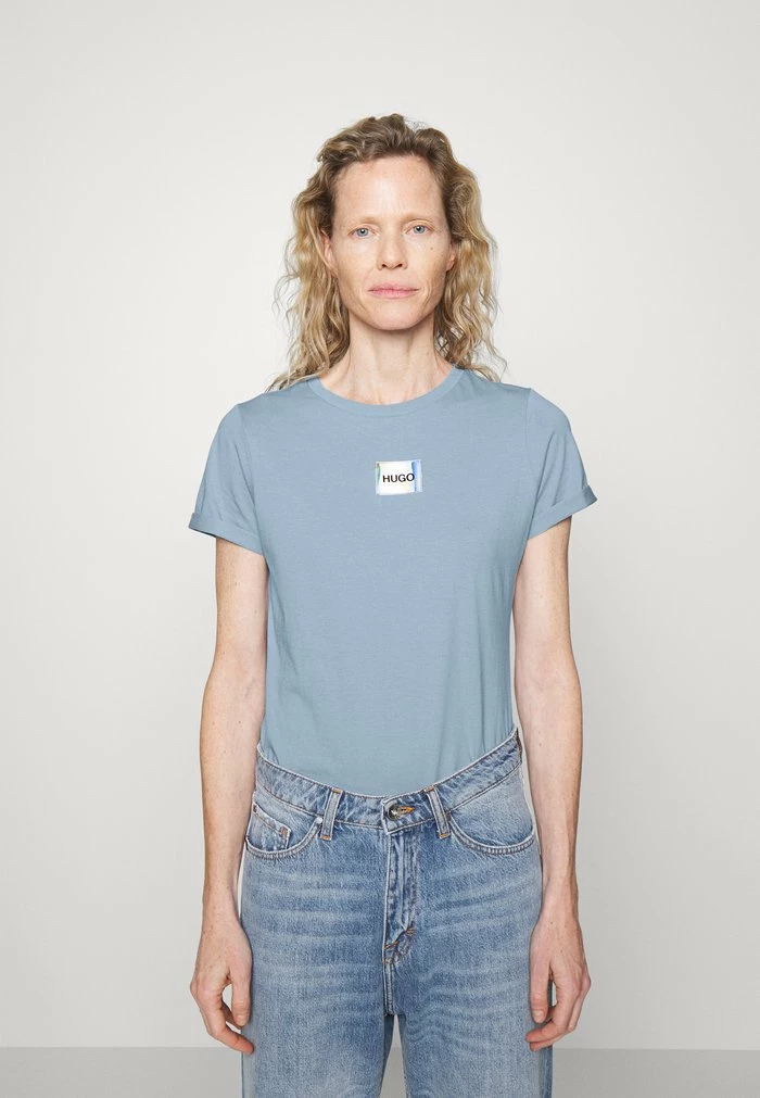 Sortie 🎁 HUGO THE SLIMTEE - T-shirt Imprimé - Light Pastel Blue 🥰 1 Sortie 🎁 HUGO THE SLIMTEE - T-shirt Imprimé - Light Pastel Blue 🥰