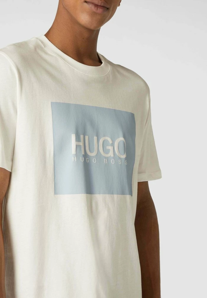 Le moins cher ✔️ HUGO MIT BRAND-PRINT MODELL 'DOLIVE' - T-shirt Imprimé - Ecru 🎉 3 Le moins cher ✔️ HUGO MIT BRAND-PRINT MODELL 'DOLIVE' - T-shirt Imprimé - Ecru 🎉 – Image 3