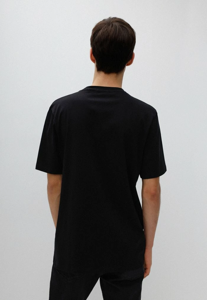 Acheter 👏 HUGO DULIVIO - T-shirt Imprimé - Black 🌟 3 Acheter 👏 HUGO DULIVIO - T-shirt Imprimé - Black 🌟 – Image 3