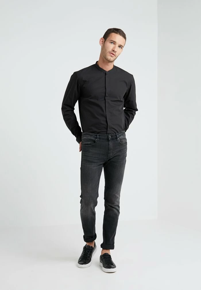 Grosses soldes 💯 HUGO ENRIQUE - Chemise Classique - Black 🎉 2 Grosses soldes 💯 HUGO ENRIQUE - Chemise Classique - Black 🎉 – Image 2